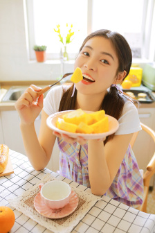 穿裙子坐他腿自由晃动什么情况